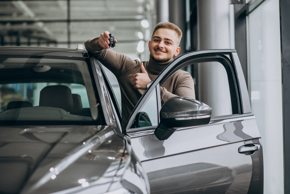 un homme heureux avec des clés de voiture