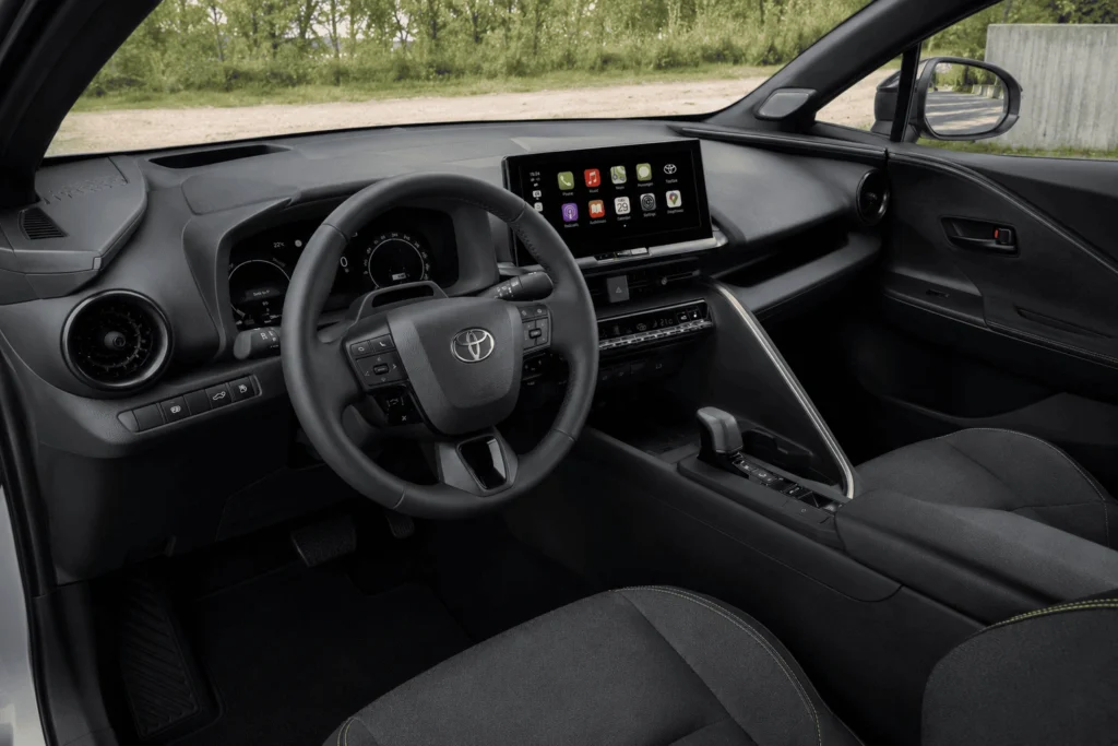 Intérieur du Toyota C-HR 2024 avec écran multimédia et cockpit conducteur